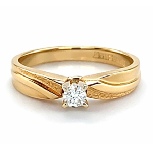 Round Cut Engagement Ring